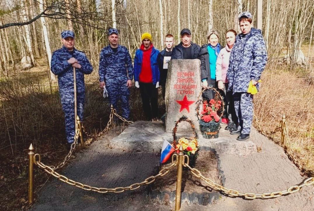 Сотрудники Росгвардии Приозерского района привели в порядок воинское захоронение