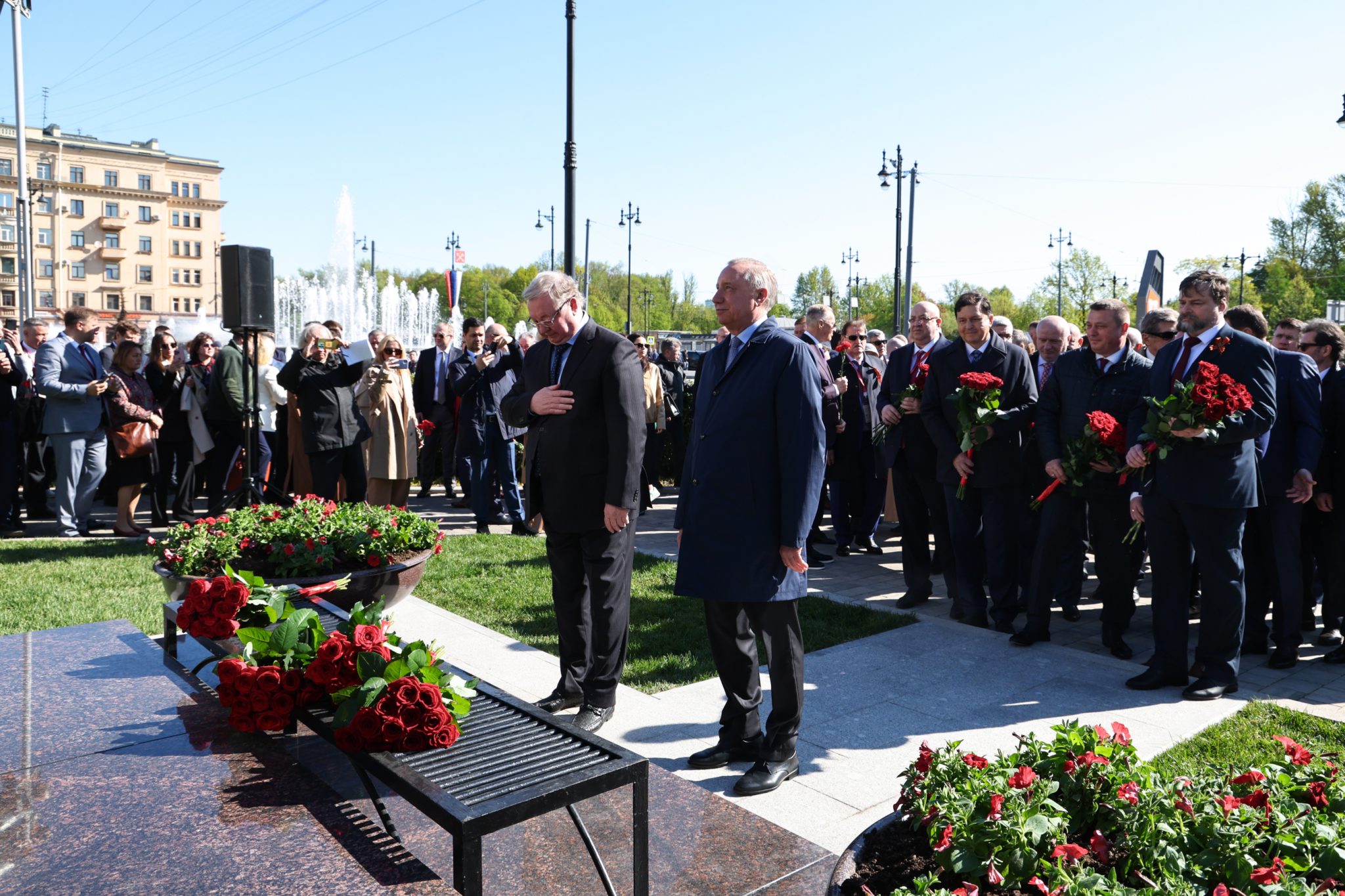 В Петербурге перед зданием нацбиблиотеки открыли памятник