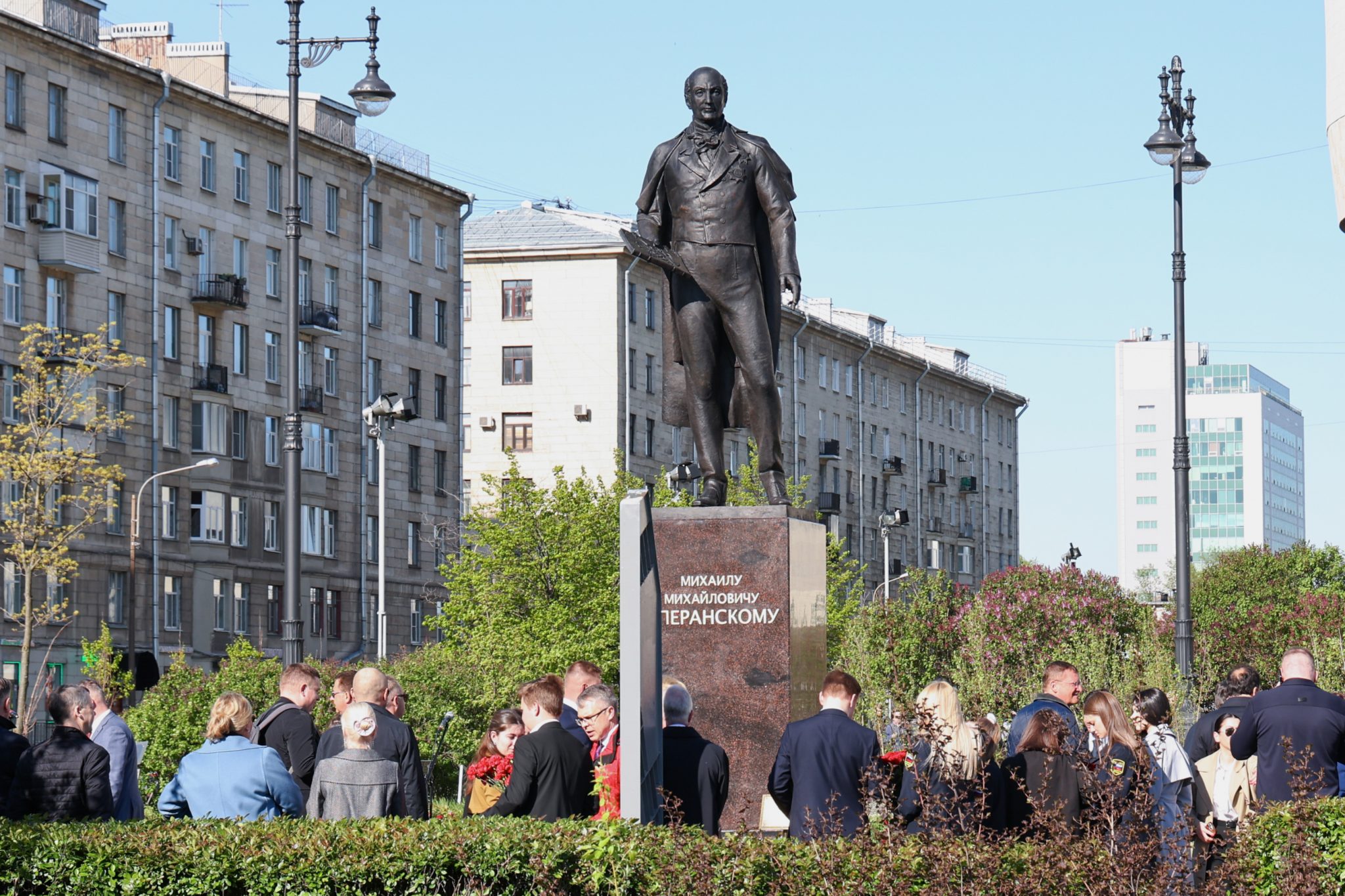 В Петербурге перед зданием нацбиблиотеки открыли памятник